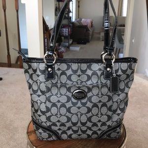 Coach F18917 Black Signature Heritage Peyton Tote